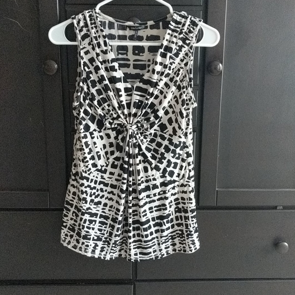 Daisy Fuentes Tops - Daisy Fuentes sleeveless top
